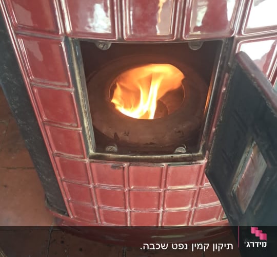 תנור חימום עם דלת פתוחה ואש בוערת